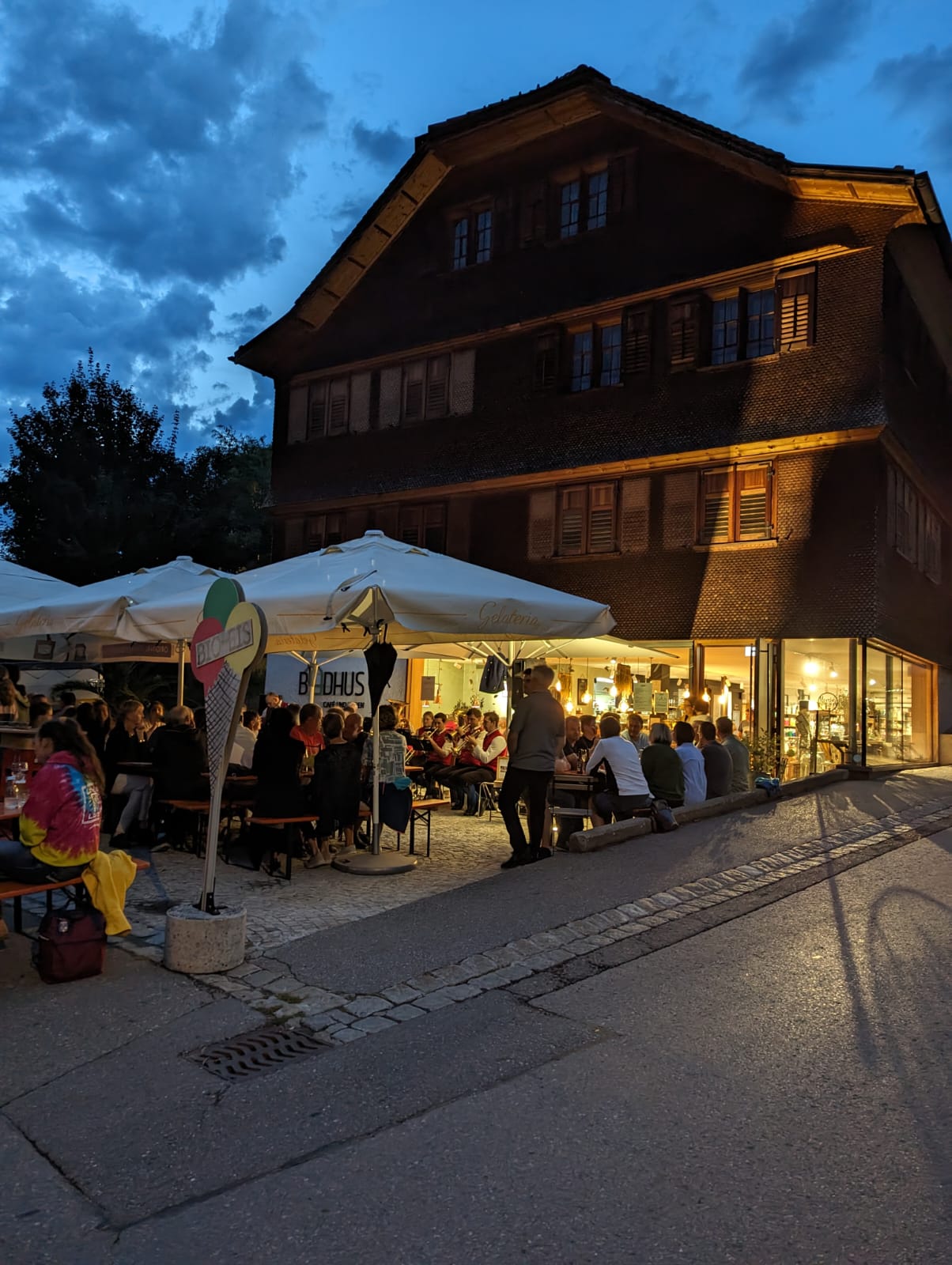 Vierobad im Badhus Lingenau mit der Buramusig Lingenau am 25. August 2023